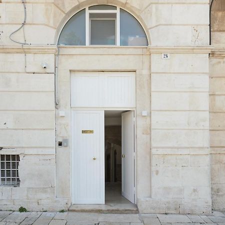 Alibi Suites Suite Museum: Gioiello Con Vista Sul Museo Archeologico Nazionale, Letto E Doccia Con Cromoterapia, Smart Tv, Wifi E A/C 鲁沃迪普利亚 外观 照片