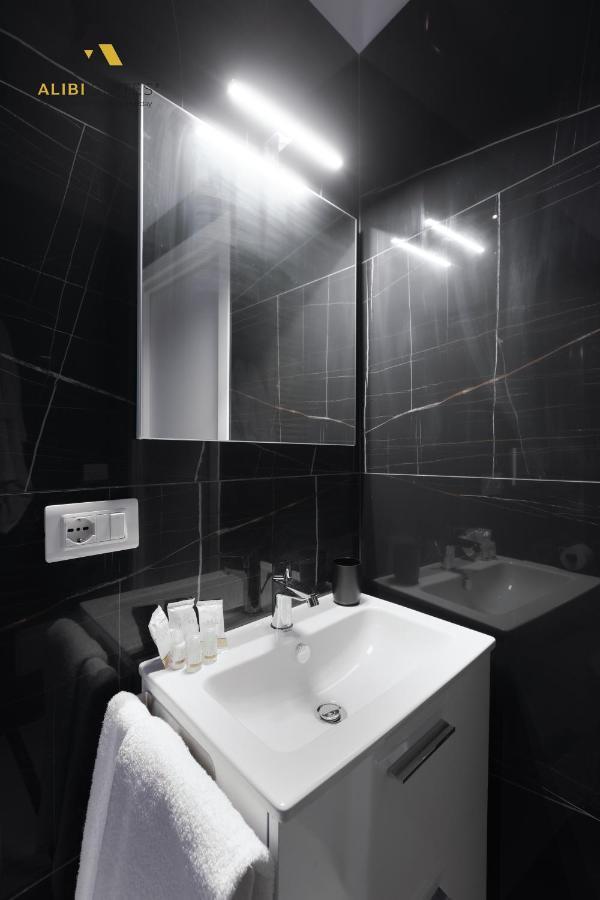 Alibi Suites Suite Museum: Gioiello Con Vista Sul Museo Archeologico Nazionale, Letto E Doccia Con Cromoterapia, Smart Tv, Wifi E A/C 鲁沃迪普利亚 外观 照片